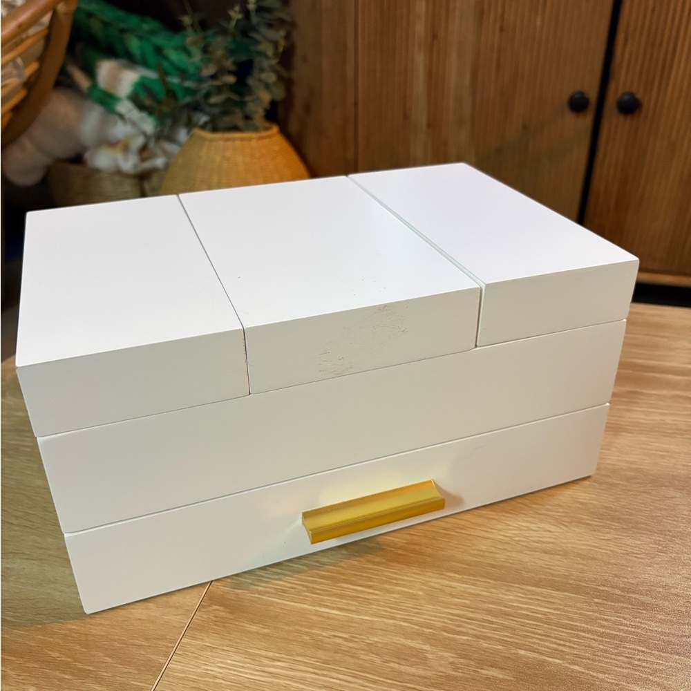 Jewelry box